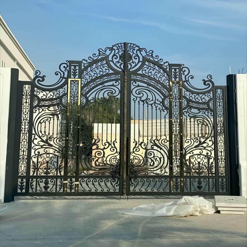 دستگیره برنزی ورودی نفررو در نمای سنگی