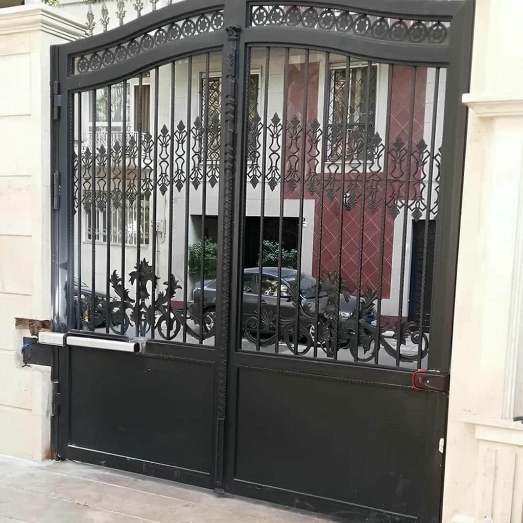 ریموت سفید مدیریت تردد روی میز پذیرش ساختمان