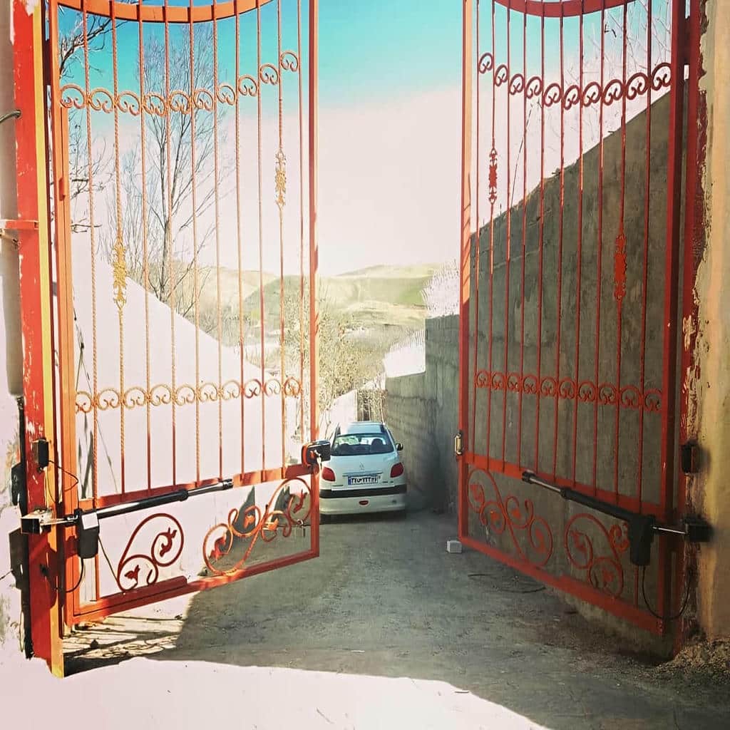 ریموت کنترل مشکی مقابل ورودی درختکاری شده باغ