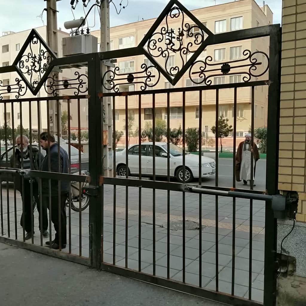 قفل برقی روی دروازه بسته حیاط خصوصی