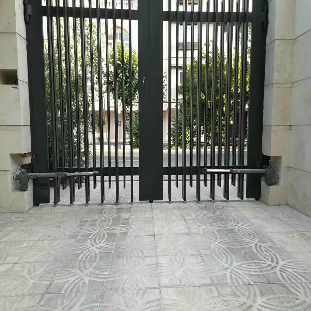 قفل برقی روی لبه دروازه بسته ساختمان