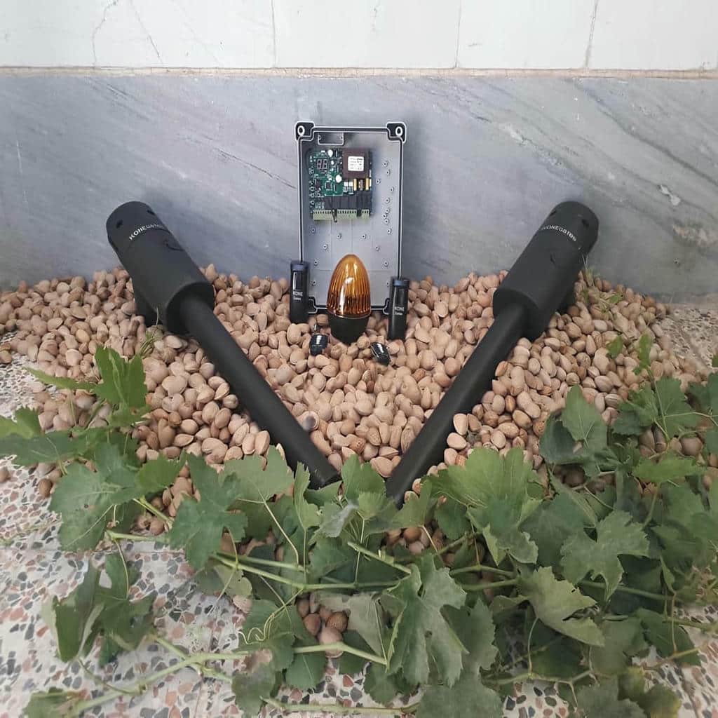 قفل برقی روی چهارچوب ورودی حیاط ویلایی