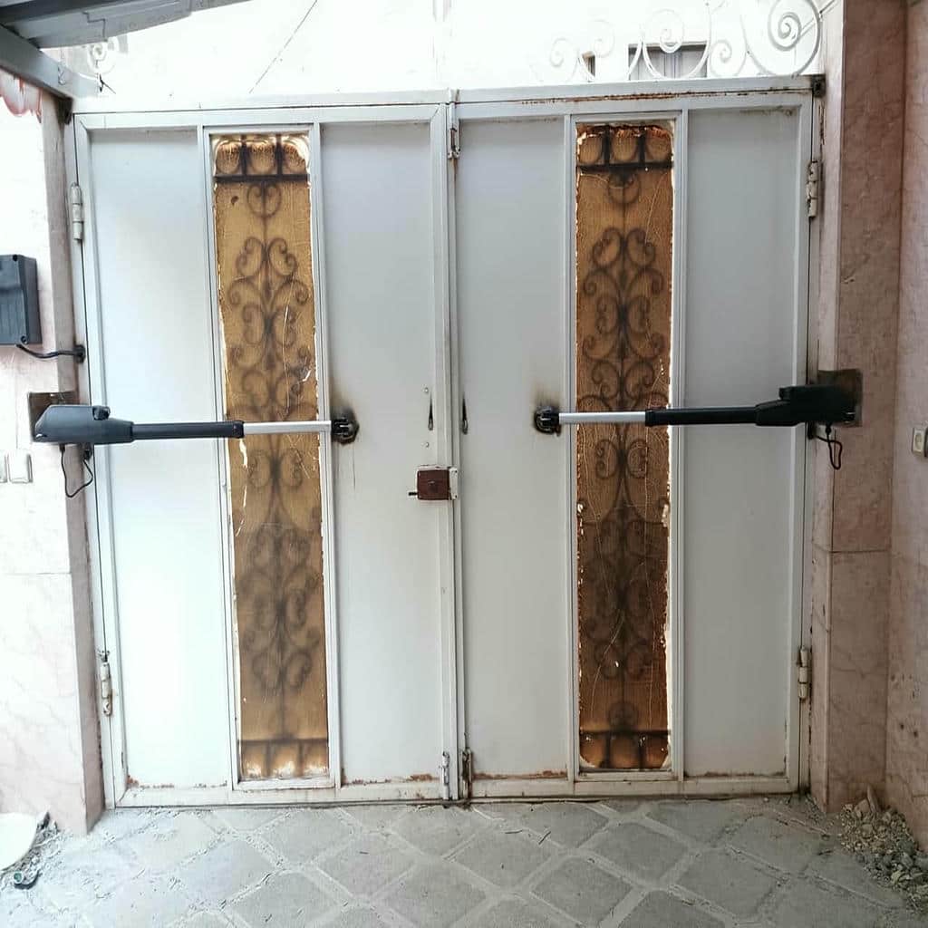 قفل برقی مشکی روی دروازه بسته آپارتمان