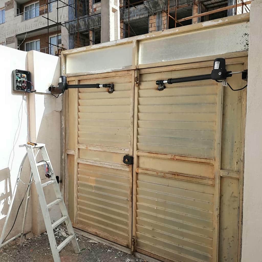 قفل برقی مشکی روی لنگه بسته حیاط قفل برقی مشکی روی لنگه بسته حیاط