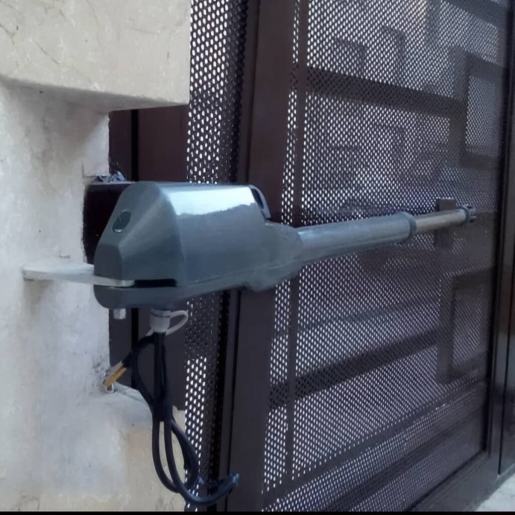 قفل برقی نقره‌ای روی چارچوب دروازه مسکونی