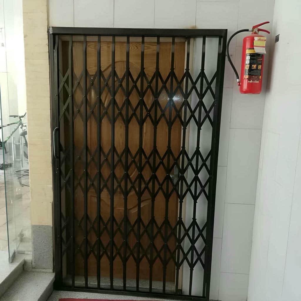 قفل مشکی روی محافظ کشویی کرم با دستگیره نقرهای قفل مشکی روی محافظ کشویی کرم با دستگیره نقرهای