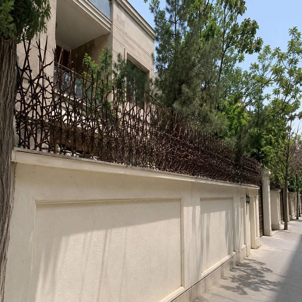 لبه دیوار سنگی با تغییر تراز محسوس