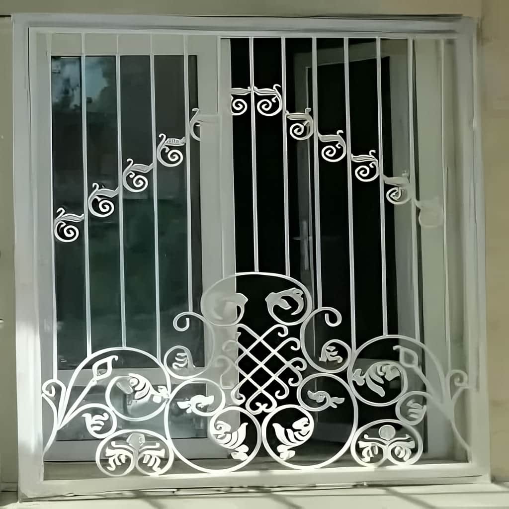 محافظ آهنی مشکی روی بازشوی سنگی استان لرستان
