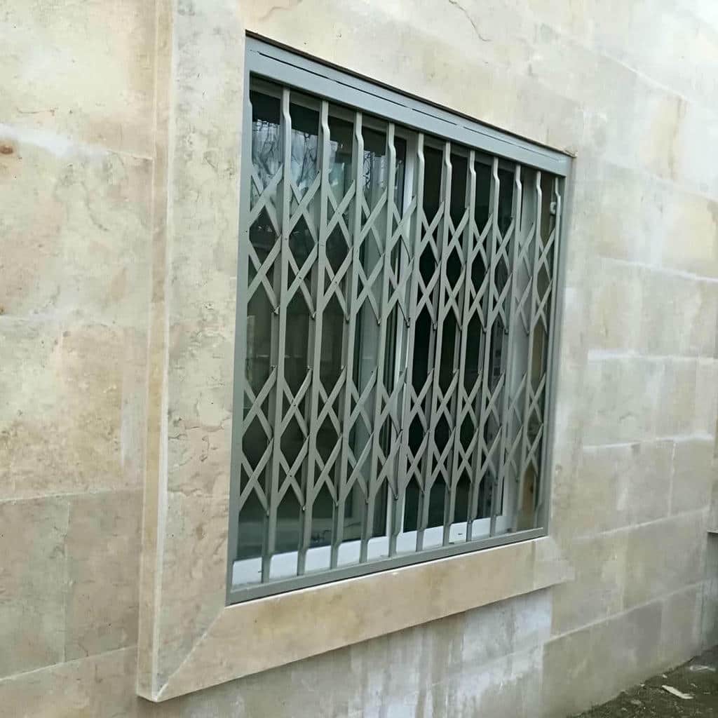 محافظ آکاردئونی کرم کنار پاگرد سنگی شهرکرد