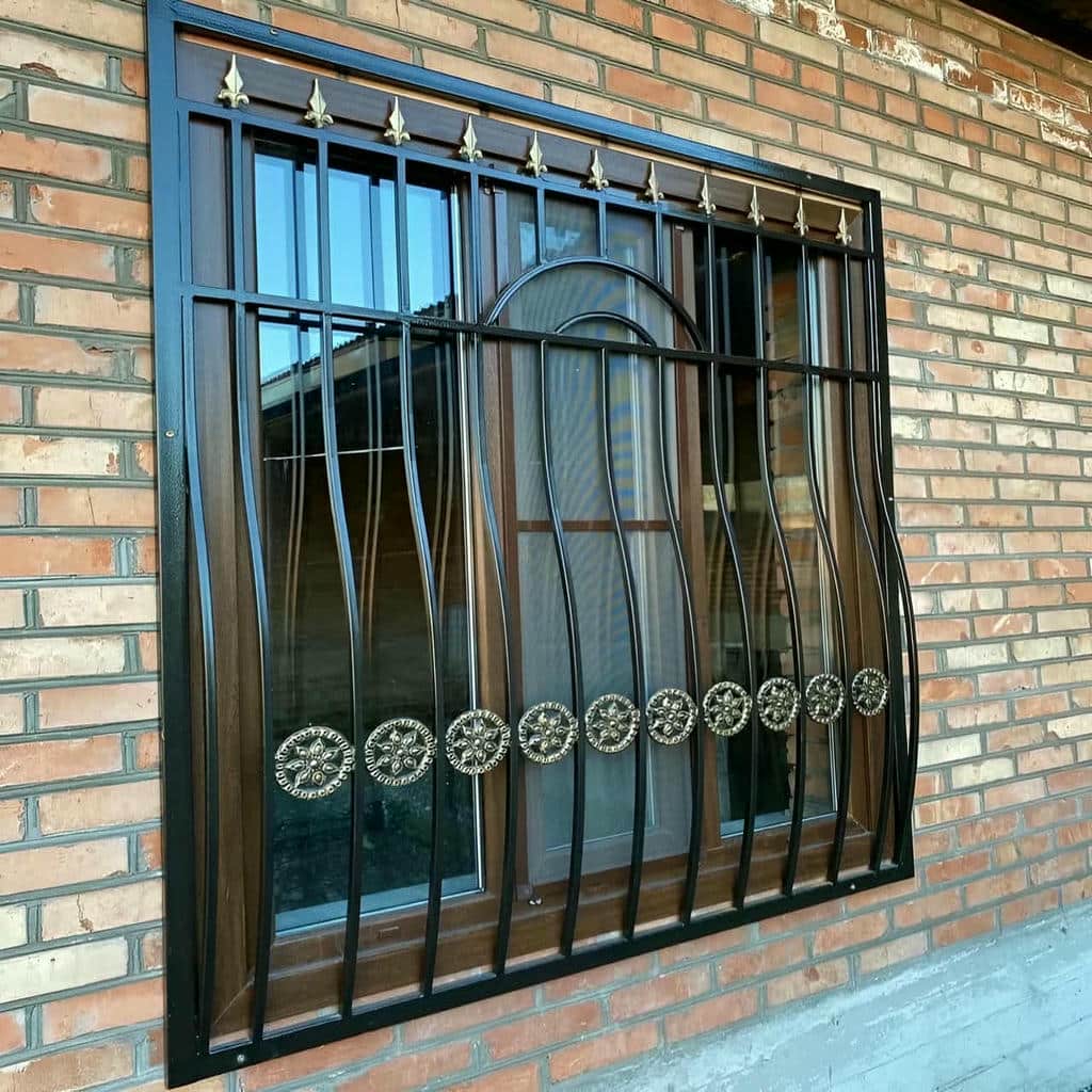 محافظ پنجره مشکی روی نمای آجری ویلای ساری