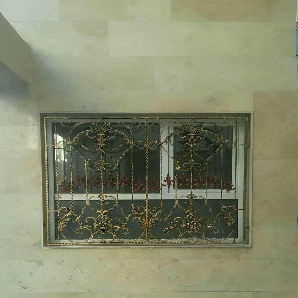 نرده آهنی مشکی روی نمای آجری استان خراسان جنوبی