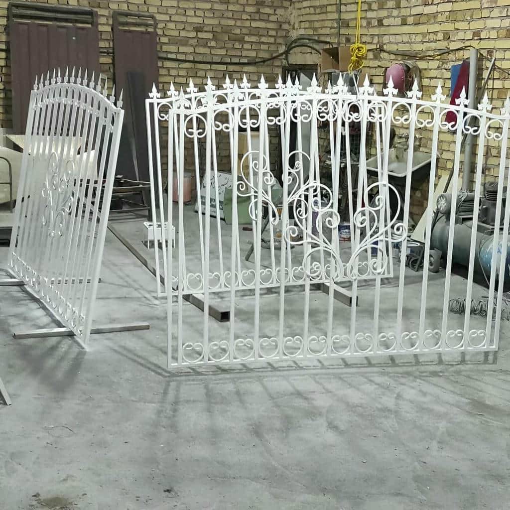 نرده آهنی مشکی مقابل پنجره آجری یزد نرده آهنی مشکی مقابل پنجره آجری یزد
