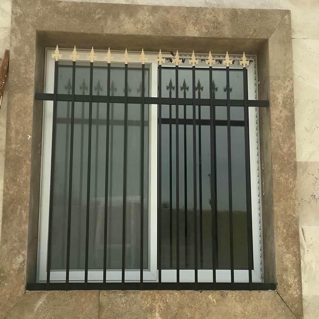نرده آهنی پنجره نصب شده بر نمای سنگی زنجان
