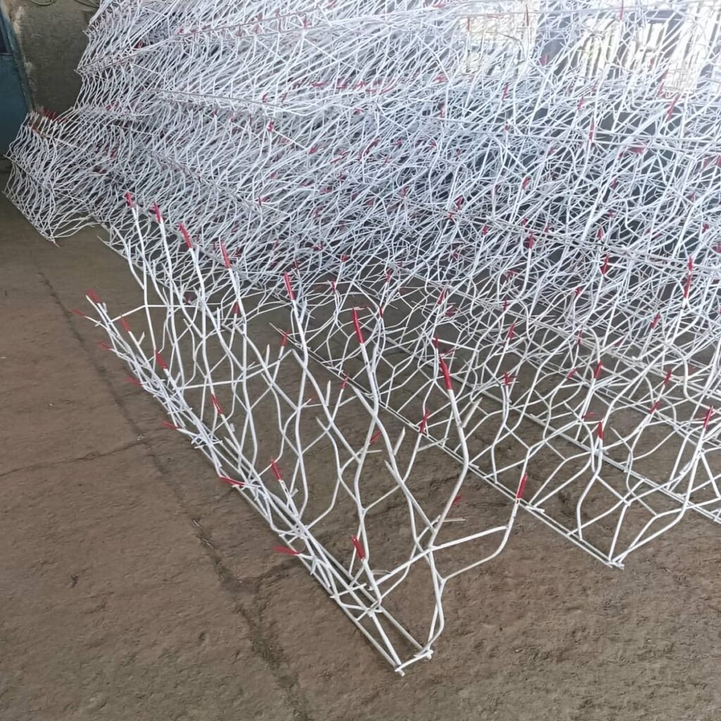 نرده سرنیزه ای خاکستری کنار نمای ویلایی
