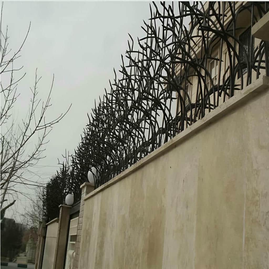 نرده سرنیزه ای سفید کنار ورودی ساختمان