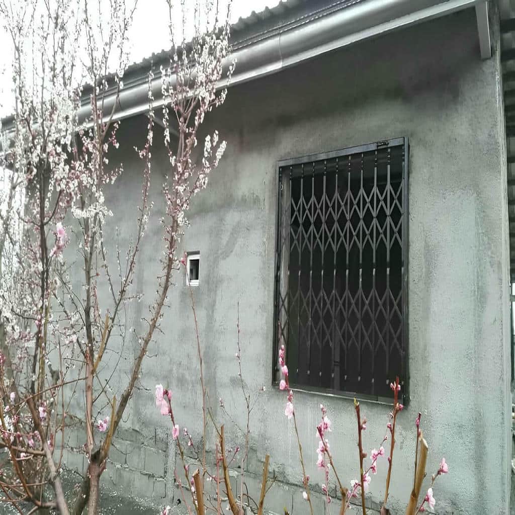 نرده پنجره سفید با میله‌های باریک در ویلای اراک