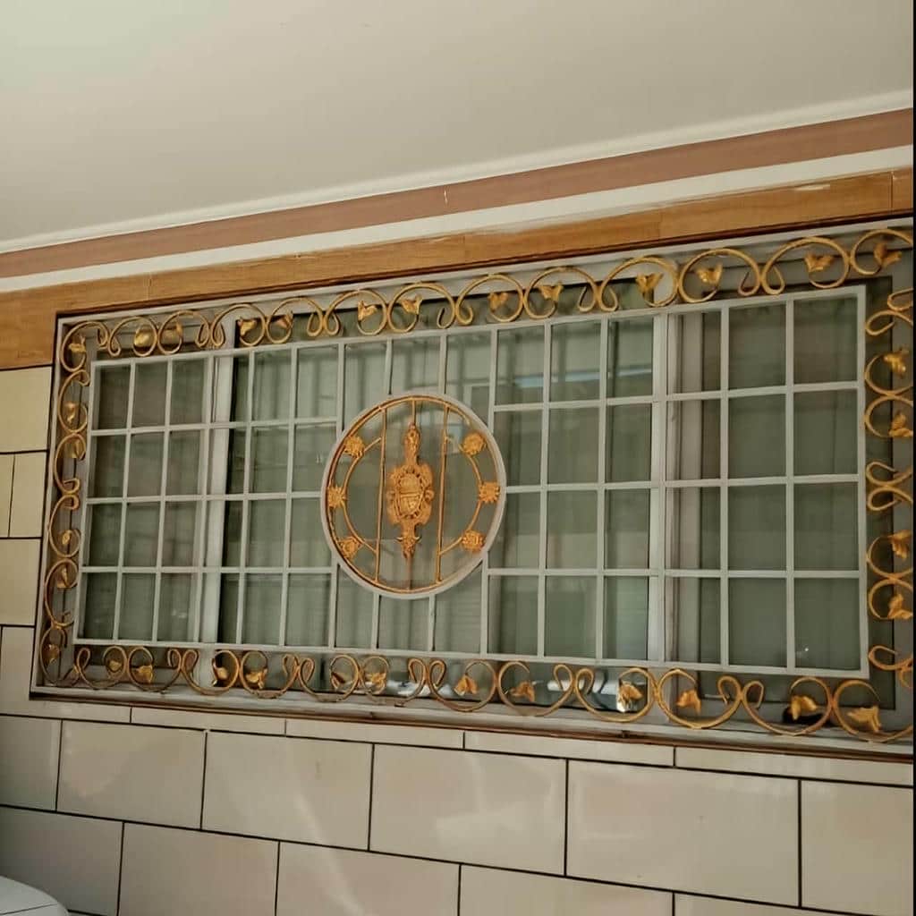 نرده پنجره کرم روی نمای سنگی در استان مرکزی
