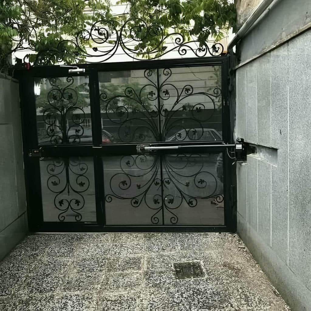 نمای نزدیک برچسب مشخصات روی محفظه دربازکن نمای نزدیک برچسب مشخصات روی محفظه دربازکن