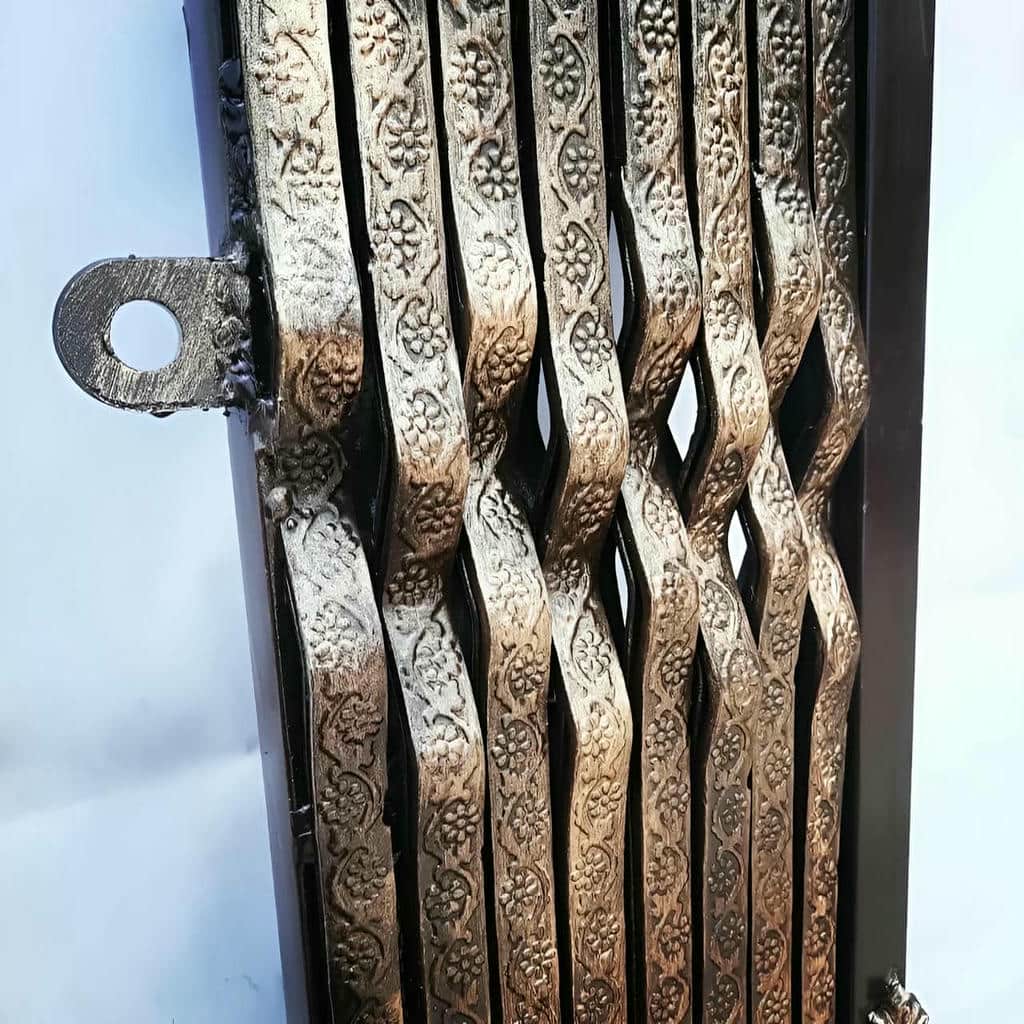 نمای نزدیک قفل نقرهای محافظ مسکونی نمای نزدیک قفل نقرهای محافظ مسکونی