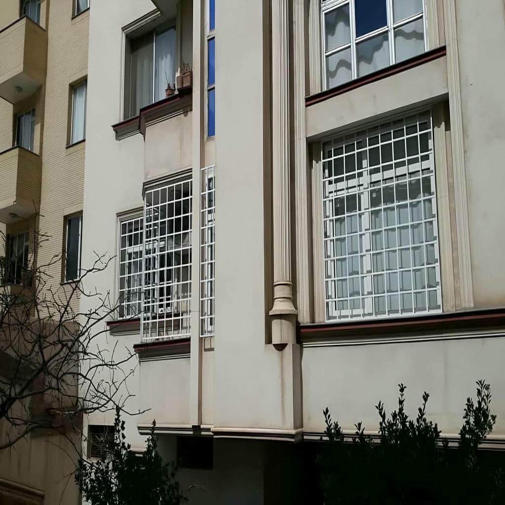 نمای نزدیک لایه رنگ کلاف آهنی مشکی