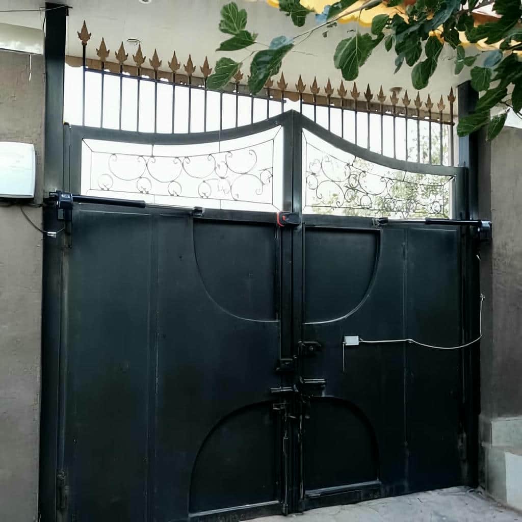 چشمی ایمنی خاکستری در مسیر مشترک عابر و خودرو