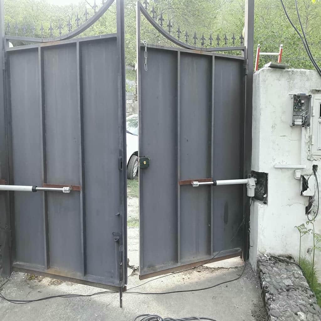کارشناس اندازه‌گیری دهانه درب لولایی ساختمان مسکونی