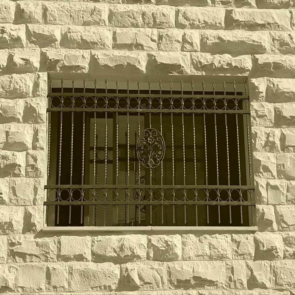 گارد فولادی خاکستری با کلاف مستطیلی در یزد