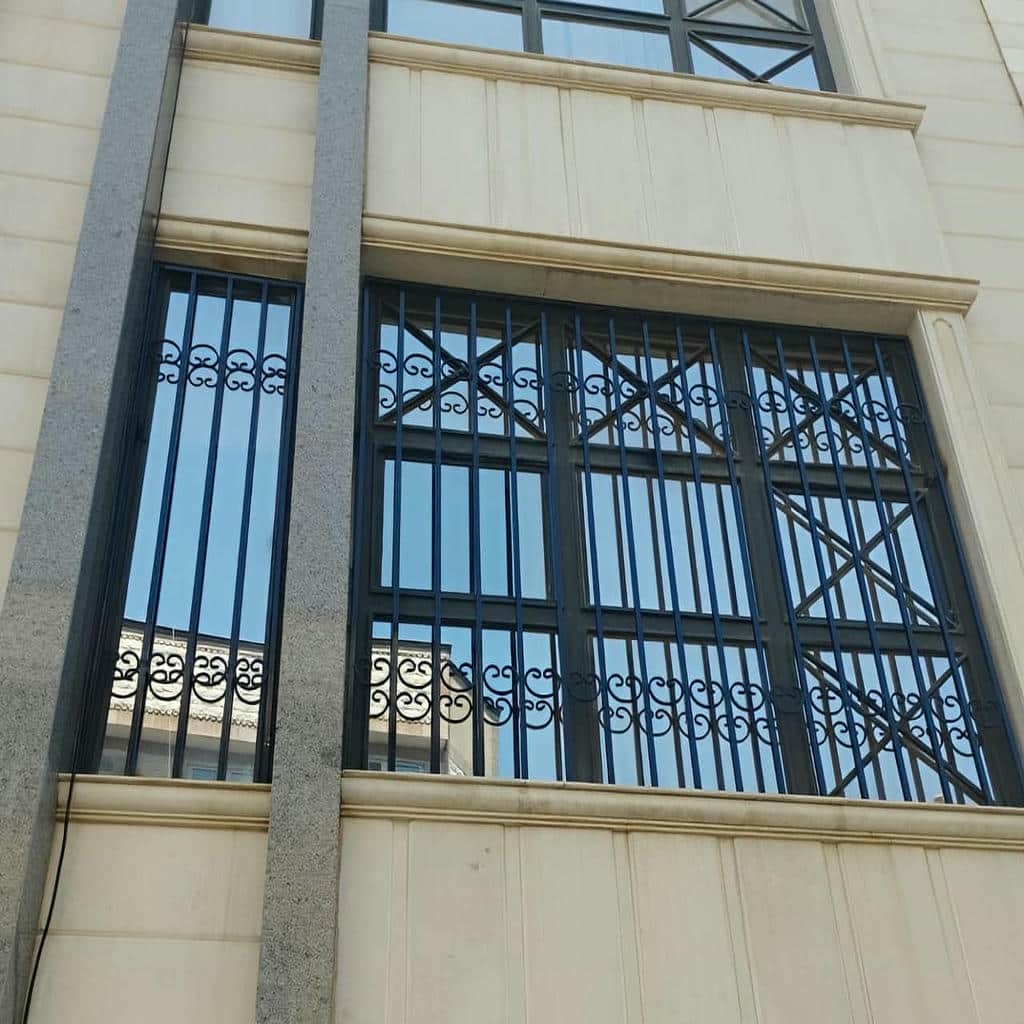گارد فولادی خاکستری بر پنجره همکف استان کردستان