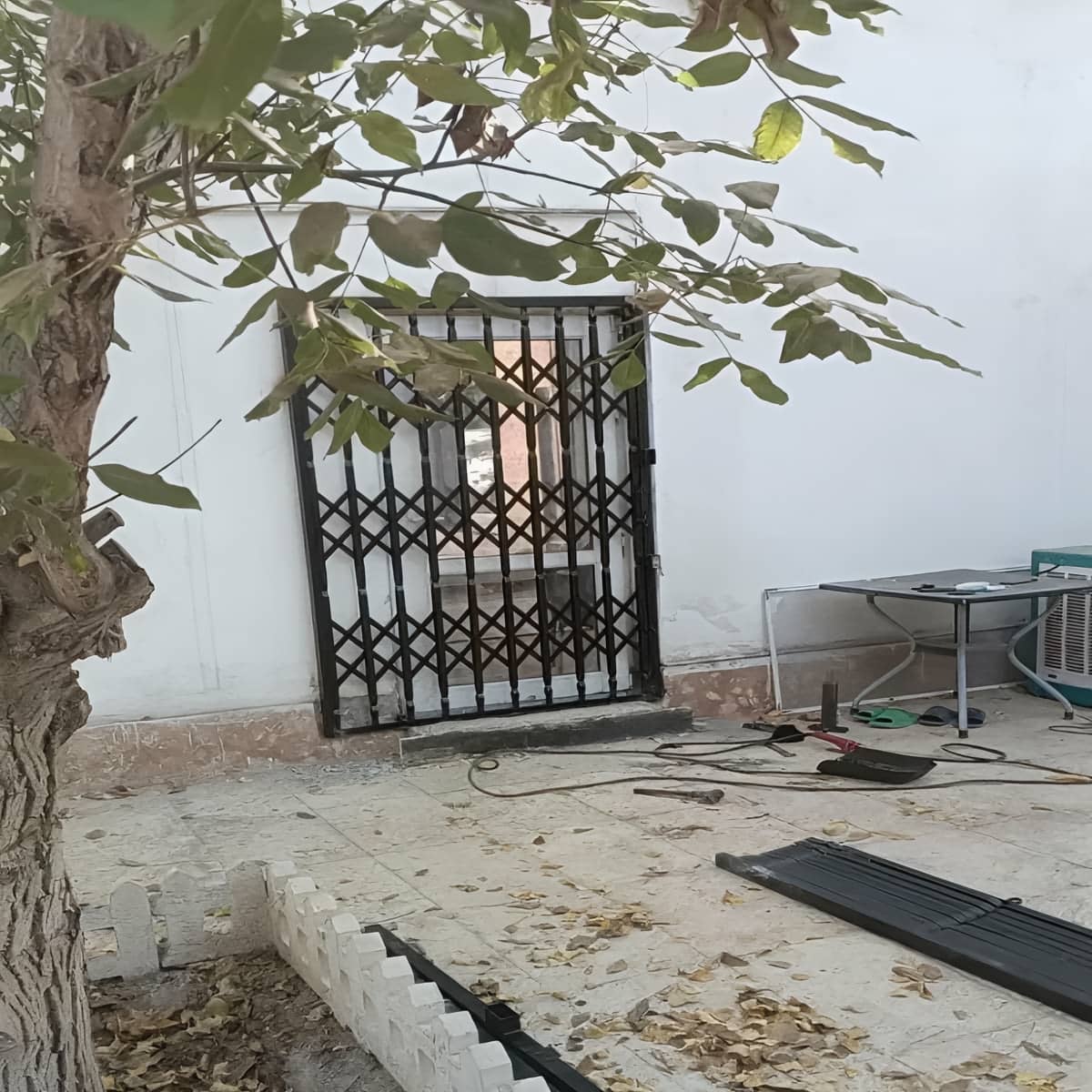 حفاظ درب آکاردئونی مشکی با اتصالات مقاوم یزد مرکز فروش حفاظ درب آکاردئونی با اتصالات مقاوم در یزد و حومه