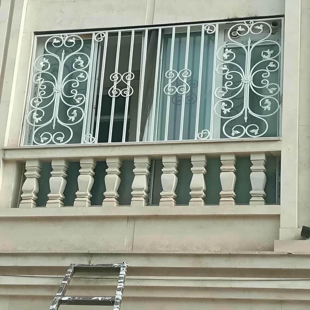 حفاظ پنجره مشکی روی نمای نوساز استان ایلام مرکز فروش حفاظ پنجره ویژه پروژههای نوساز در استان ایلام